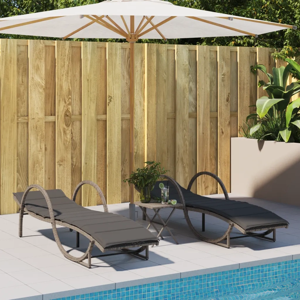 Lettini Prendisole 2 pz con Tavolino Grigio in Polyrattan 368265