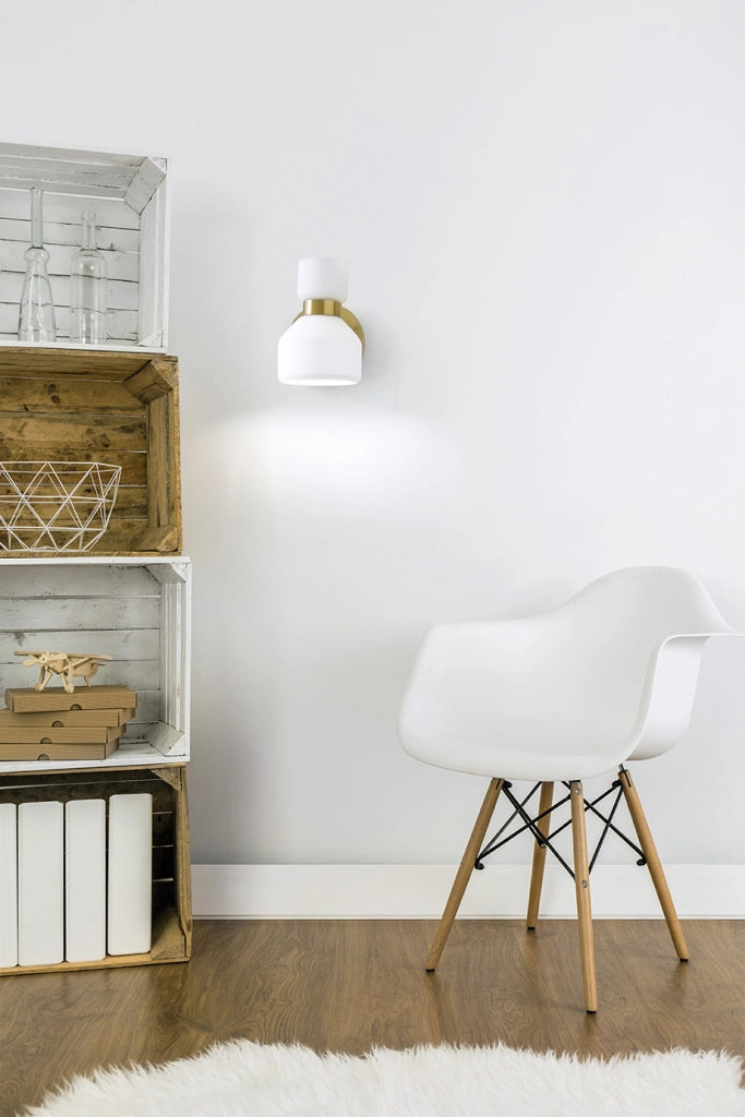 FIFTY APPLIQUE DA PARETE ORIENTABILE OTTONE E VETRO BIANCO OPALE ATTCCO E14