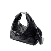 Borsa a tracolla diagonale da donna in pelle di vacchetta stropicciata, nera, modello a ravioli.