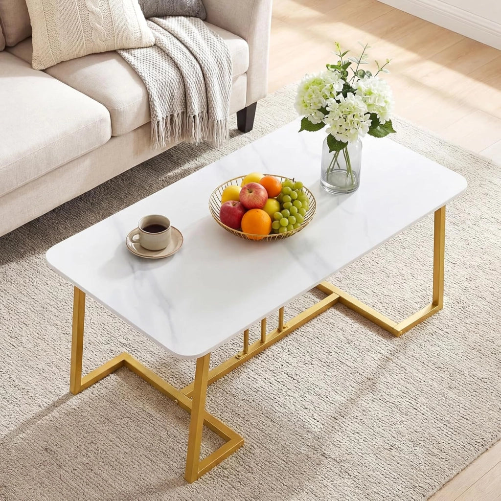 Tavolino da Caffè Rettangolare, Tavolino da Salotto Moderno con Ampio Piano in Effetto di Marmo e Gambe in Metallo Dorato, Perfetto per Soggiorno, Ufficio e Studio, 90 x 50 x 41,5 cm