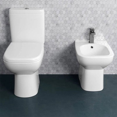 Sanitari monoblocco filomuro con scarico a terra  e copriwc Rak Origin