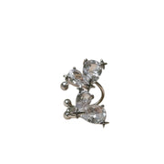 Design di nicchia, lusso discreto, orecchini con zirconi a forma di stella e chiusura a clip a forma di cuore.