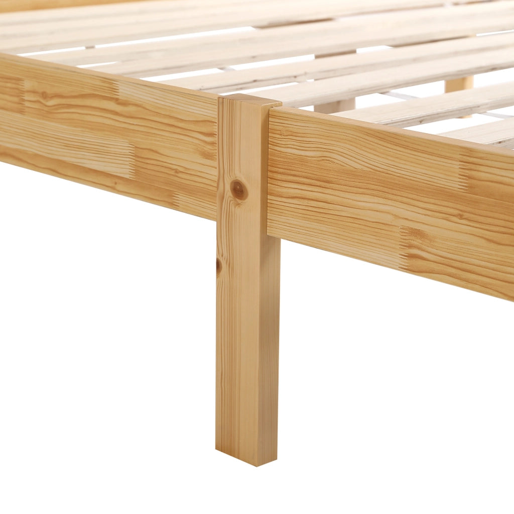 Letto matrimoniale 160x200 cm con 15 doghe e piedini centrali; legno di pino e PE-Rattan naturale