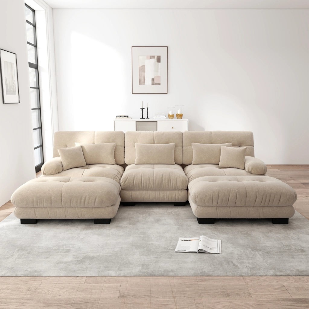Divano angolare modulare con seduta profonda pouf coordinati e configurazione a U o L in ciniglia marrone chiaro