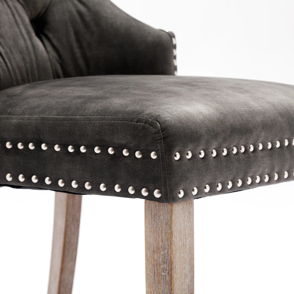 Sedia da pranzo imbottita con gambe regolabili, borchie decorative e anello posteriore, in velluto grigio