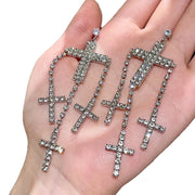 Orecchini a croce in stile dark tempestati di diamanti