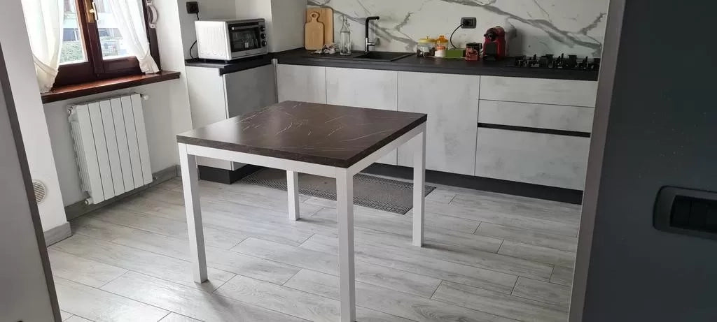 Tavolo a libro 90x90  piano nobilitato finitura marmo (aperto 180x90h.75) - Mobili 2G