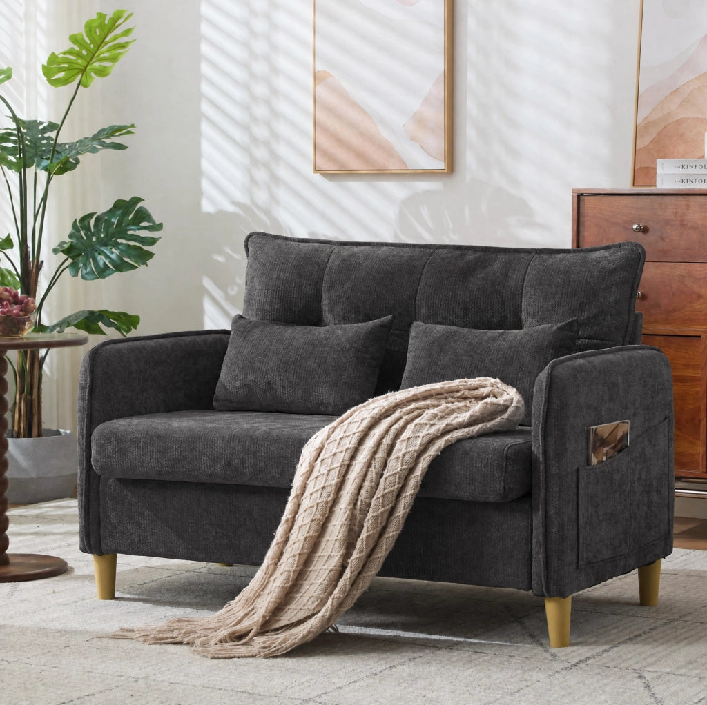 Divano 2 posti ULEVR 127 cm in ciniglia grigio scuro con braccioli, tasche laterali e cuscini
