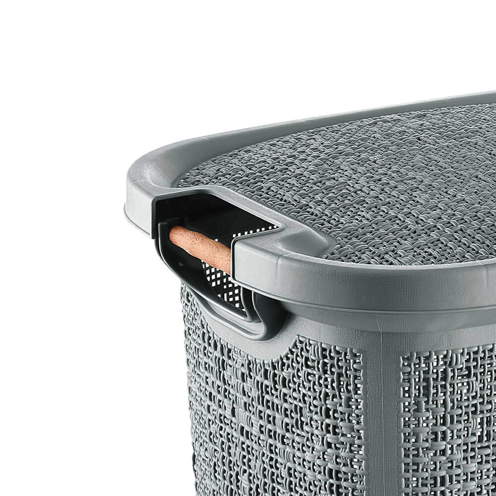 Cesto portabiancheria in plastica grigia con manici in legno capienza 60 lt
