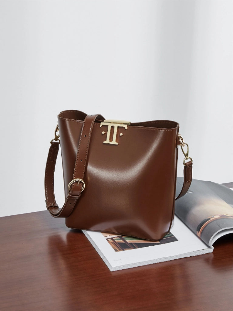 Borsa a tracolla da donna in vera pelle, colore marrone.