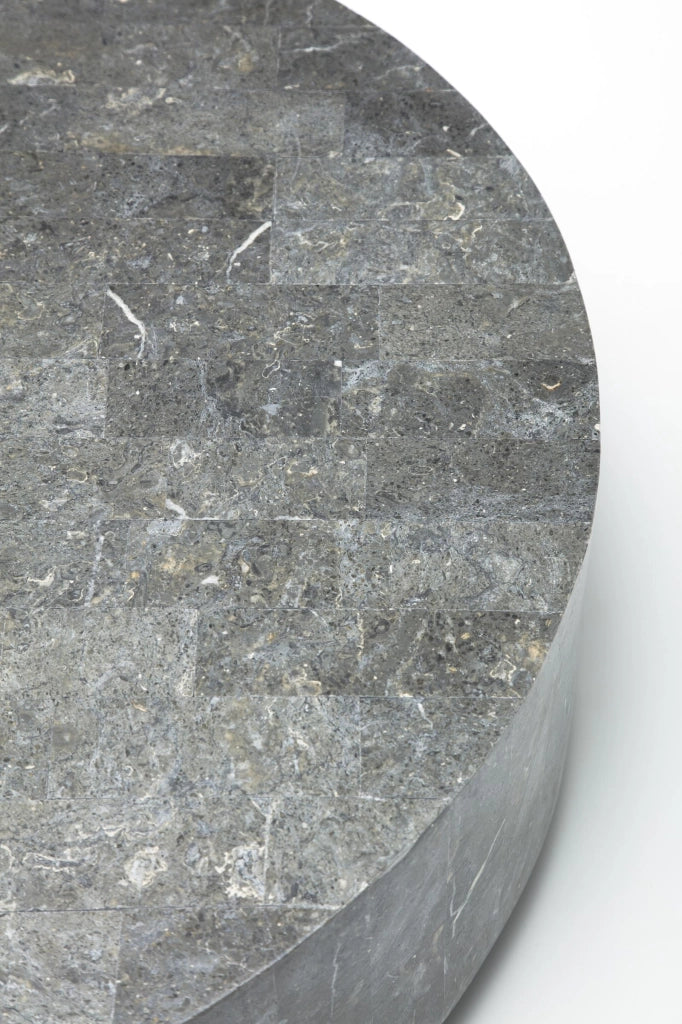 Tavolino Round 1 in Pietra Fossile Gray Stone con struttura in compensato marino - Design circolare ed elegante 85x85x28 cm