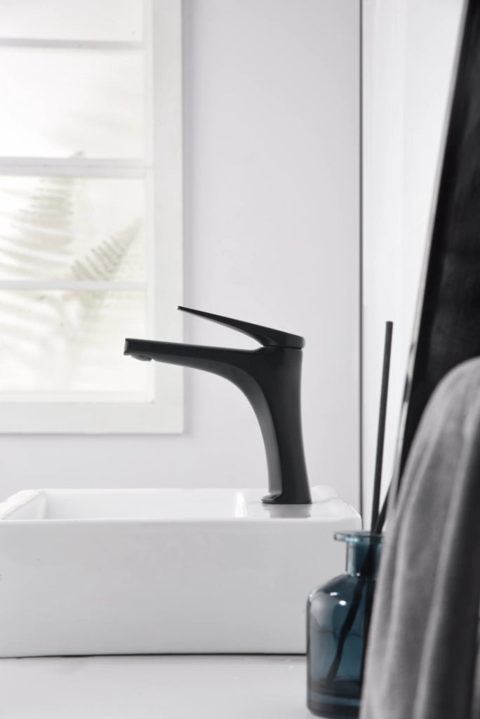 IMEX Miscelatore monocomando per lavabo in ottone nero opaco con cartuccia ceramica Ø28 mm set 2 flessibili 3-8 inclusi altezza 168 mm canna 123 mm modello BDD055-1NG