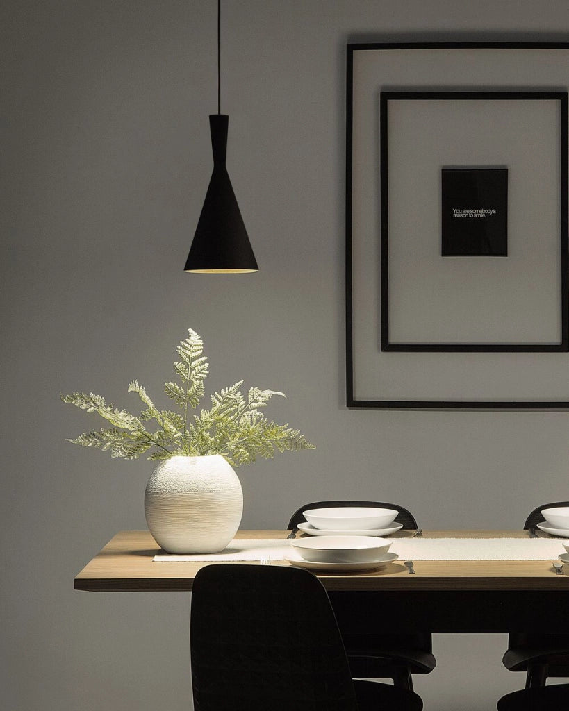 Lampadario in Metallo Nero e dorato con Paralume a Forma di Cono