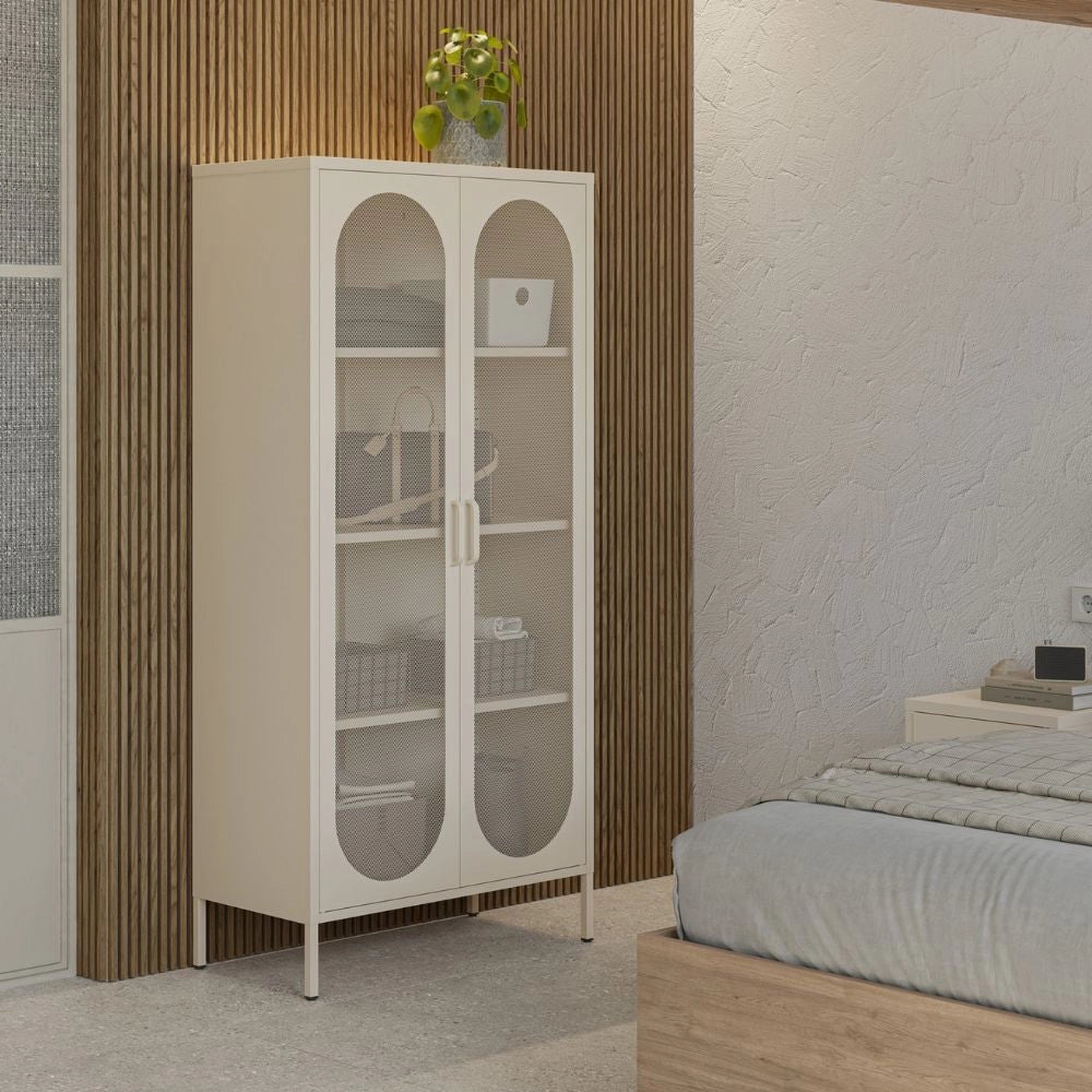 Credenza alta in metallo Diora crema con 2 ante reticolate e 3 ripiani – Design industriale, anima versatile