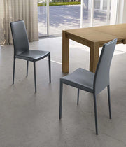 Sedia Kitty in similcuoio grigio scuro con gambe rivestite e struttura in metallo - Design moderno impilabile per zona giorno e cucina