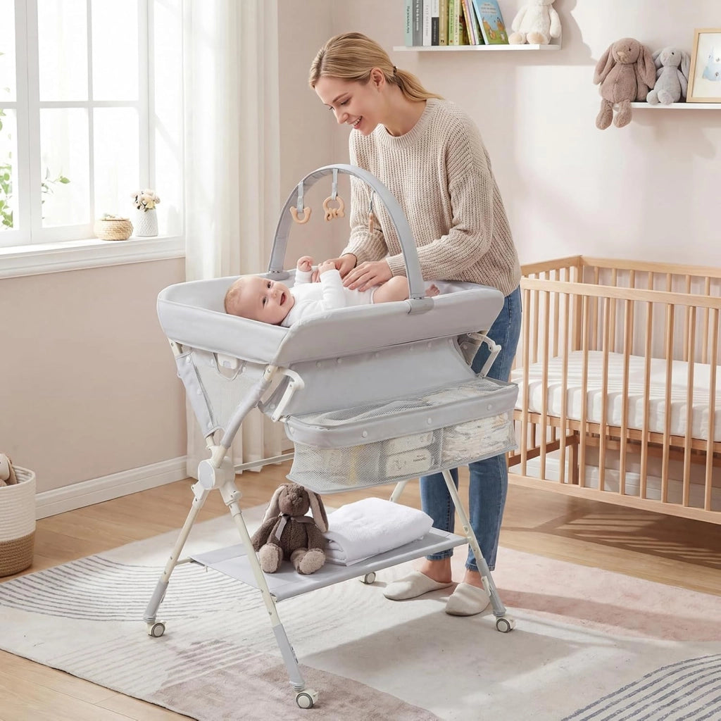 Fasciatoio Pieghevole per Bambini, Fasciatoio Portatile con Ruote, Altezza Regolabile, Piattaforma Rimovibile, con Barra Giocattoli, Stendino, Misuratore, Cestini, Portata 25 kg