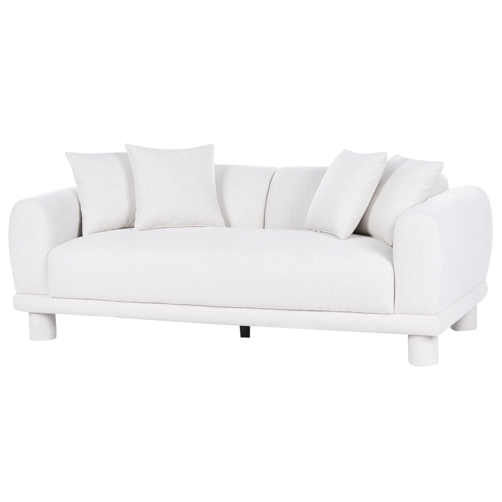 Divano a 3 posti in tessuto bianco sporco con cuscini decorativi extra e gambe rivestite stile retrò-moderno