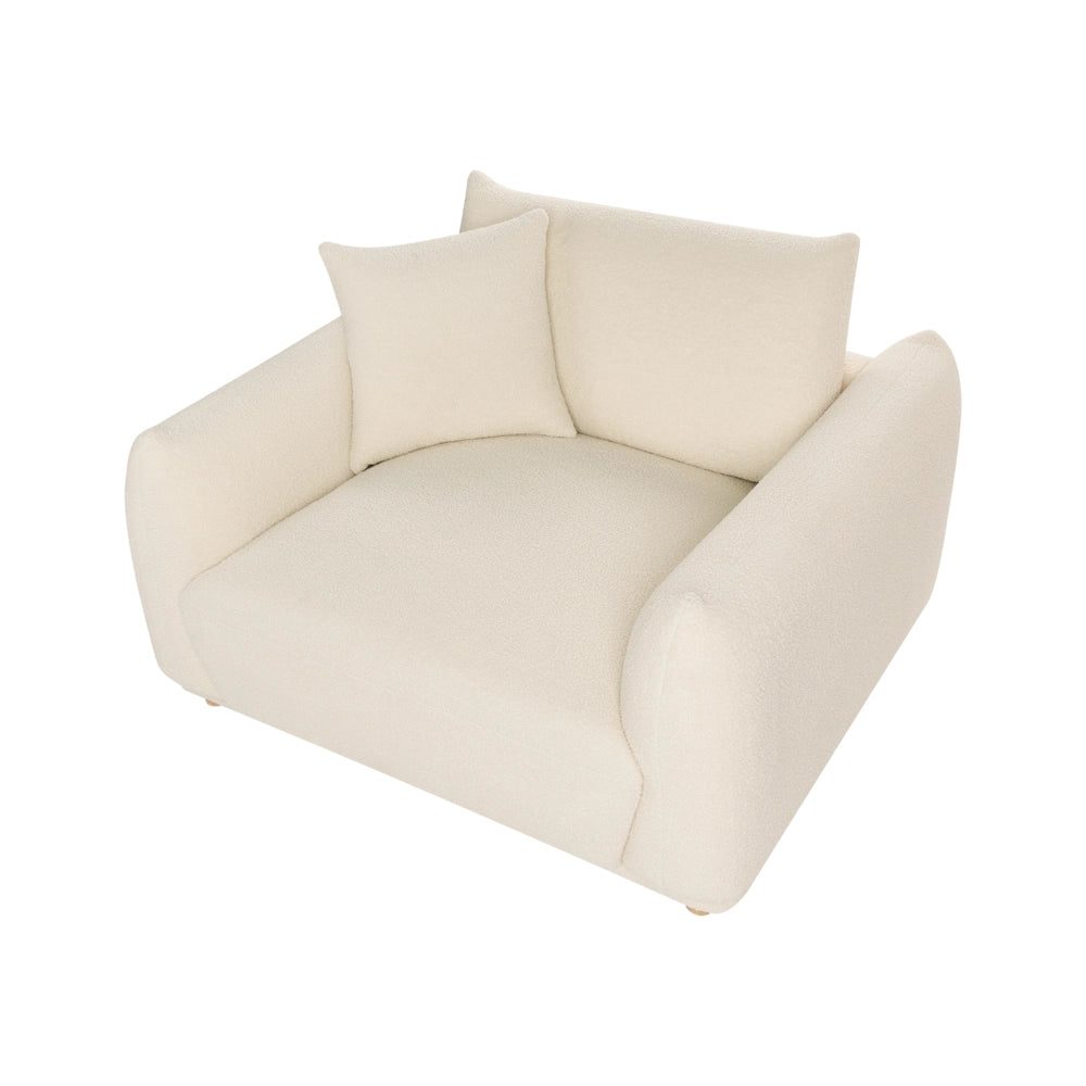 Poltrona in bouclè bianco sporco con gambe in legno morbido, da salotto con braccioli, stile moderno