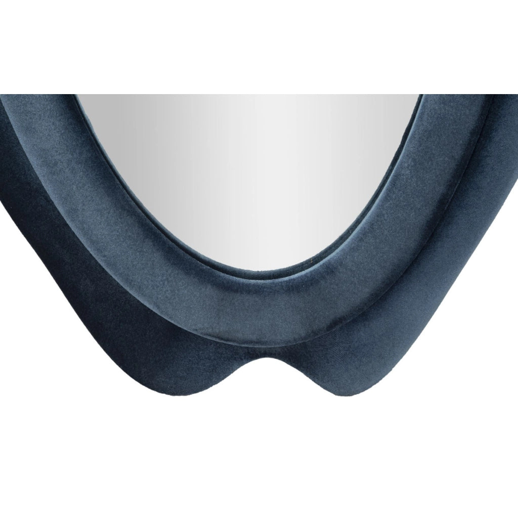 Specchio da parete Chanele dalla forma organica in velluto blu 67x166 cm