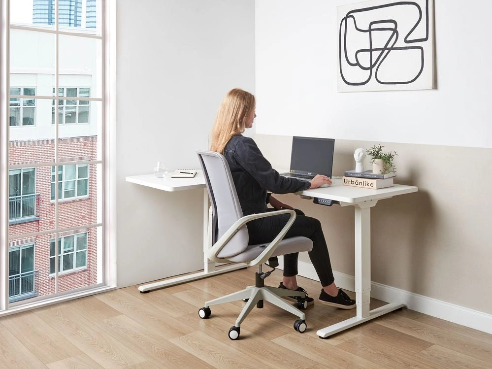 Scrivania elettrica regolabile a forma di L 160 x 59 cm Piano bianco lato sinistro stile moderno