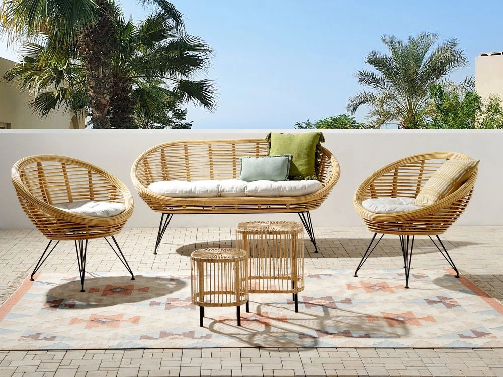 Set di divani a 4 posti in rattan naturale beige chiaro con cuscini in cotone con 2 tavolini per interni e per esterni stile bohémien giardino balcone.
