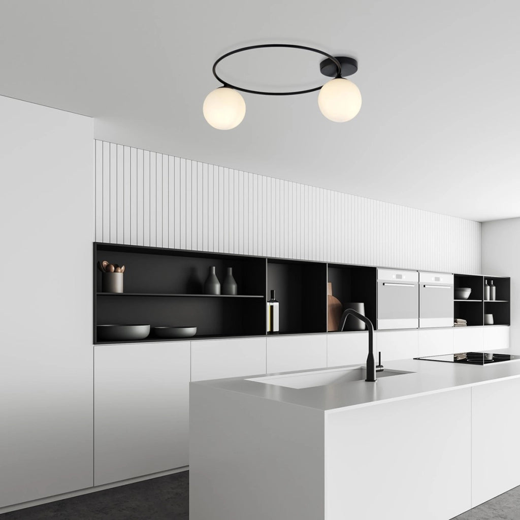 Lampada da soffitto SOPRA con struttura in acciaio nero e sfere in vetro opale