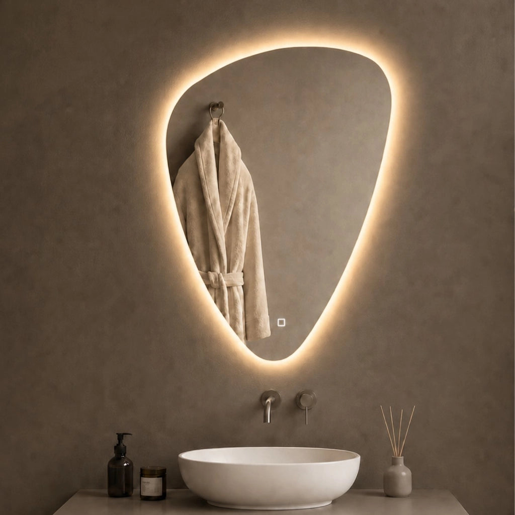 Specchio triangolare stondato retroilluminato a led in pvc *** misure 60x80 cm, tonalità dimmerabile 2700-4500-6500k...