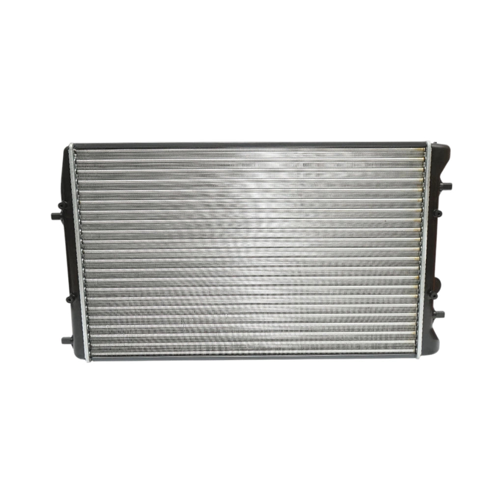 Radiatore raffreddamento acqua motore – Seat, Skoda, VW (motori 1.0 – 2.0 L) Dimensioni: 635 × 415 × 23 mm Codici OEM compatibili: 5Z0121253A, 6Q0121253L, 6Q0121253Q, 50542, 1924001738