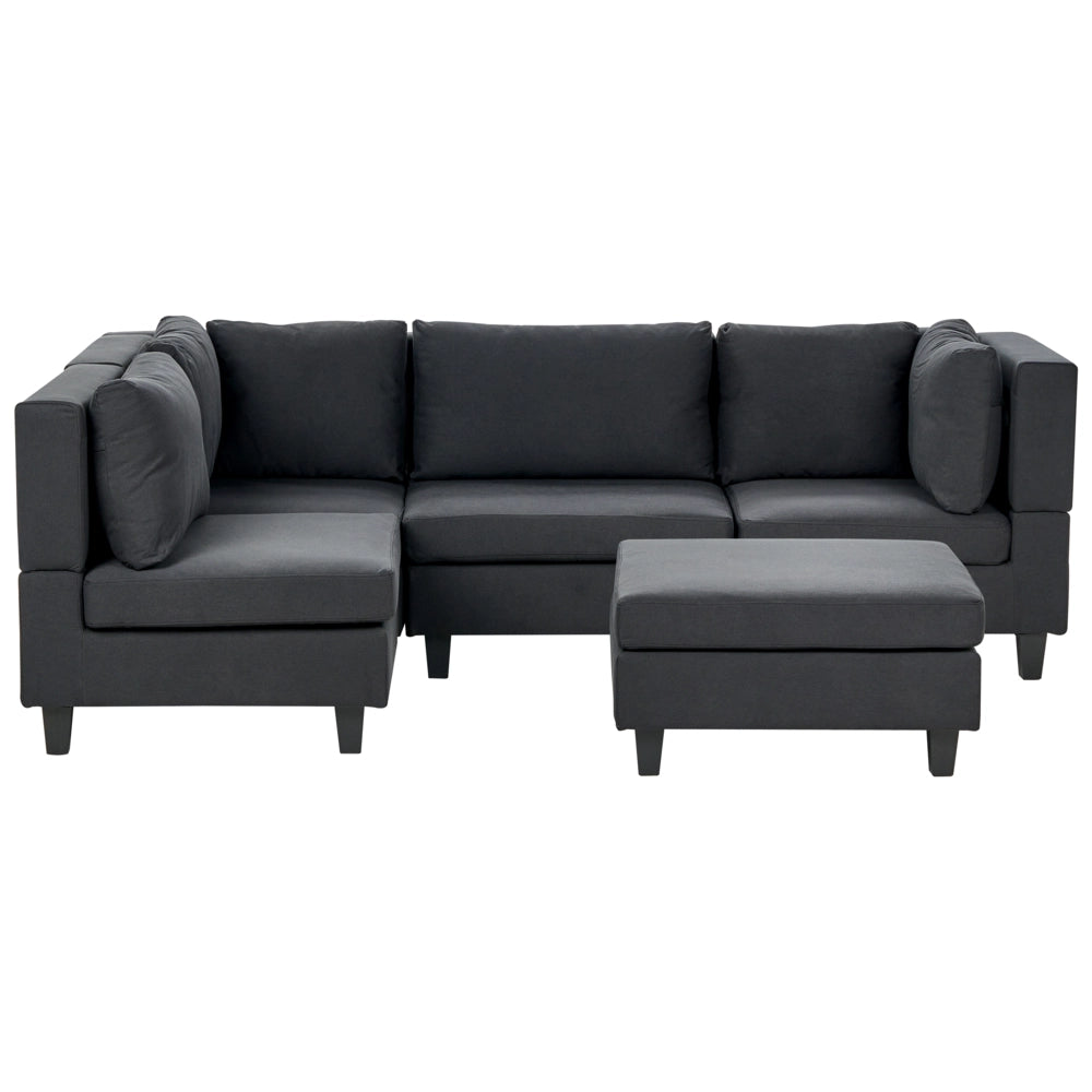 Divano componibile 4 posti imbottito in tessuto nero con gambe nere schienale imbottito lato destro con pouf stile moderno
