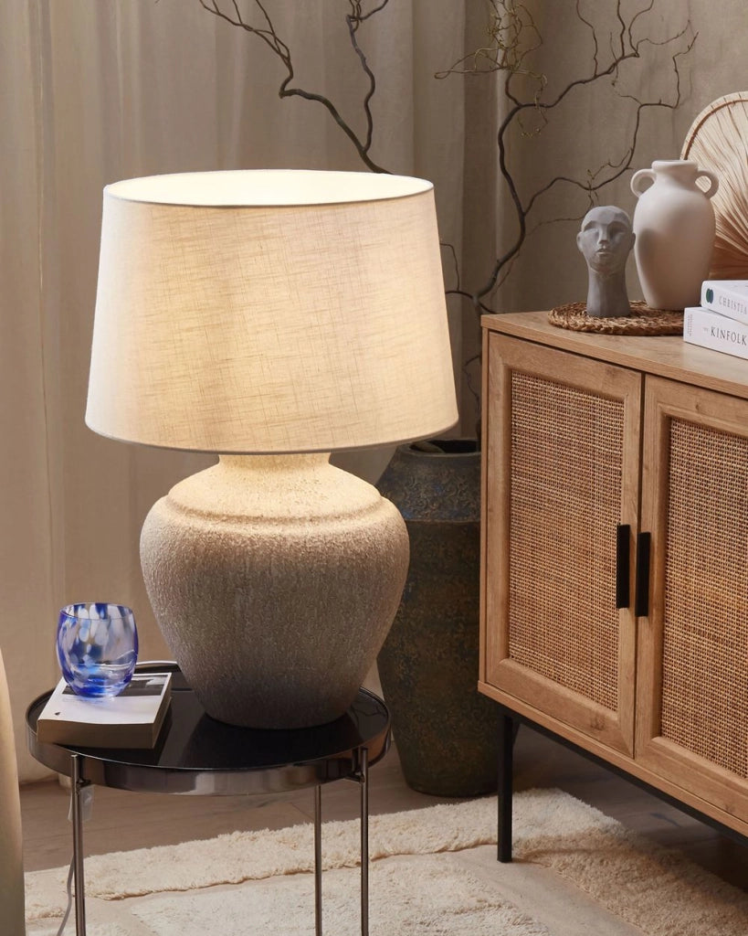 Lampada da Tavolo Crema Base in Ceramica Bianco Tamburo Paralume in Tessuto Casa Luce Design Tradizionale
