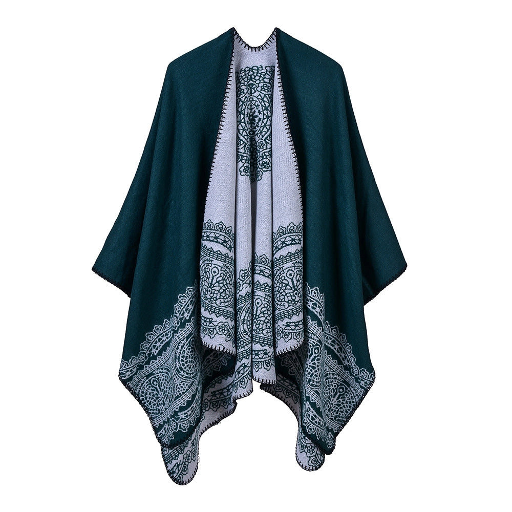 Nuova collezione di sciarpe, scialli e mantelle in cashmere in classico stile britannico per donna.