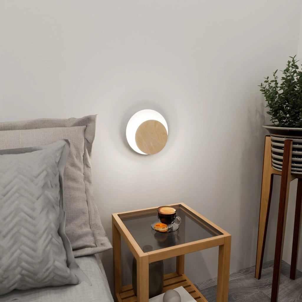 Applique Circle in acciaio bianco opaco e legno