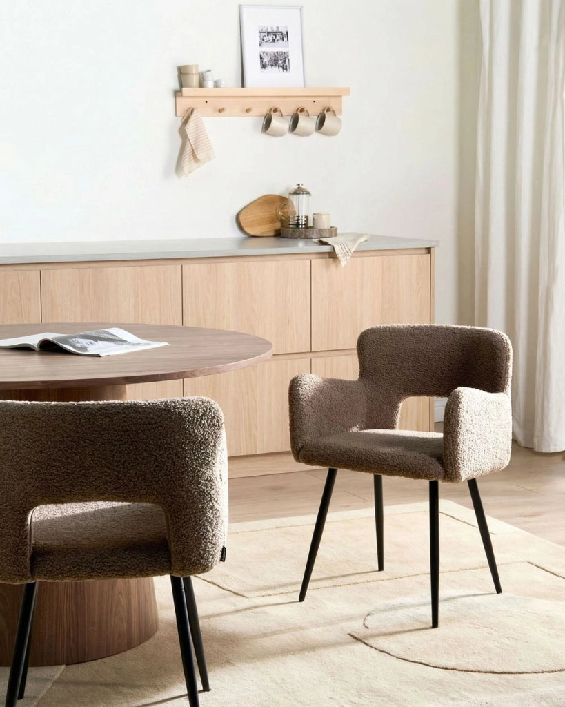 Set di 2 sedie Sedie da pranzo Marrone Teddy Bouclé con braccioli Schienale traforato Gambe in metallo nero