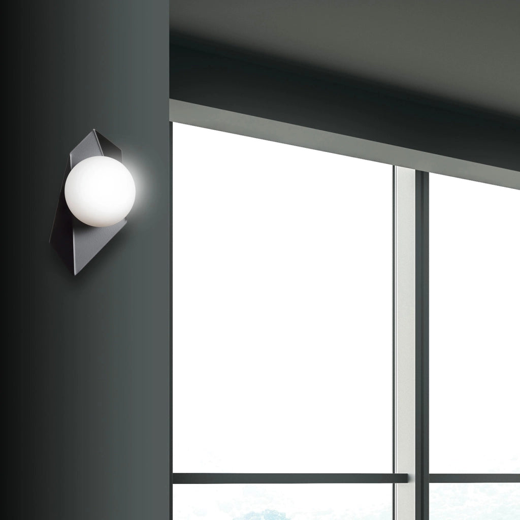Applique Moderna 1 Luce Parvati In Acciaio Nero E Sfera Vetro Opalino