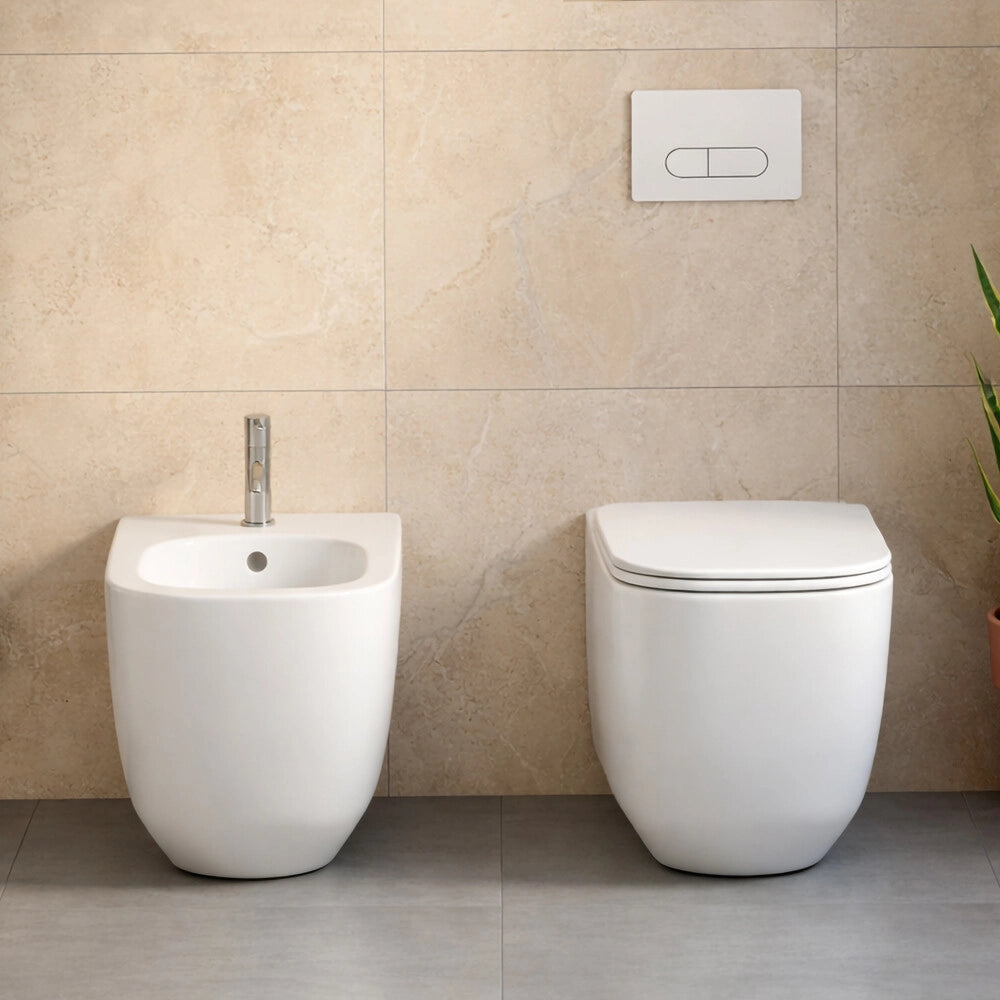 Wc filo muro bianco lucido con scarico tornado e design arrotondato Kora