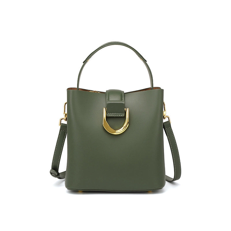 Borsa a tracolla capiente in vera pelle, colore verde.
