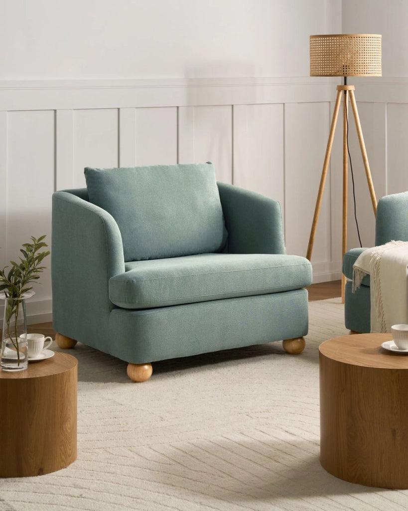 Poltrona verde chiaro rivestita in ciniglia con gambe rotonde in legno e braccioli per soggiorno, angolo lettura, stile moderno minimalista