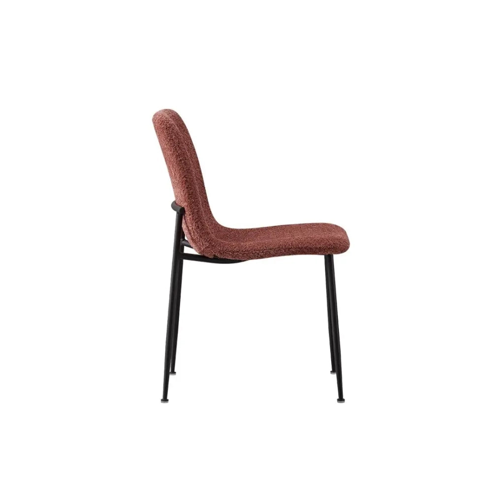 Sedia ALICE – Tessuto bouclé rosa e gambe in metallo nero – Comfort moderno e stile trendy