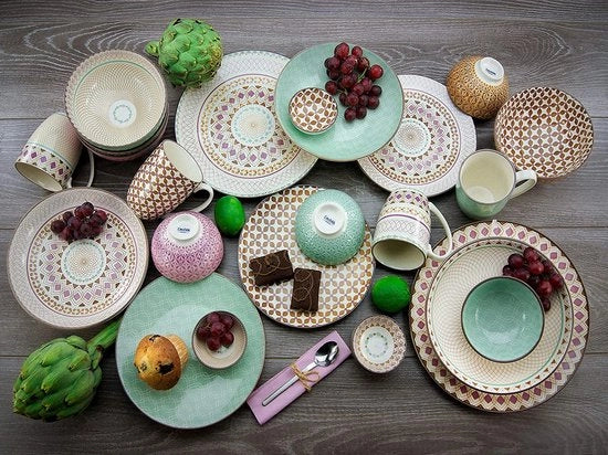 Set di piatti e bicchieri in materiali rinnovabili