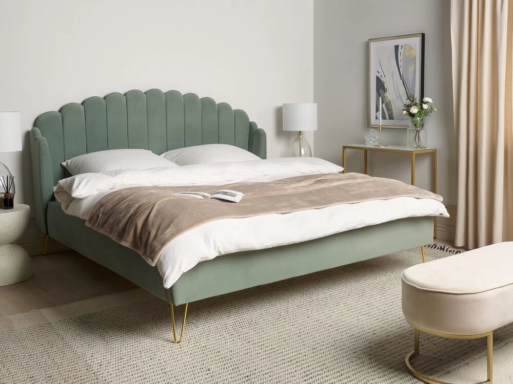 Letto matrimoniale in velluto verde con testiera a conchiglia con gambe in metallo 180 x 200 cm retro capitonné