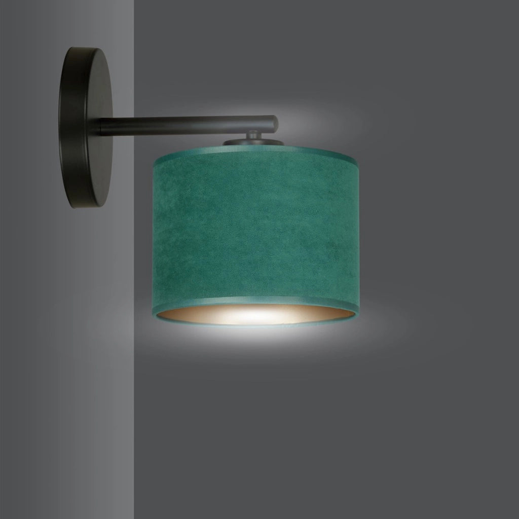 Lampada a parete Hilde in acciaio nero e tessuto vellutato verde