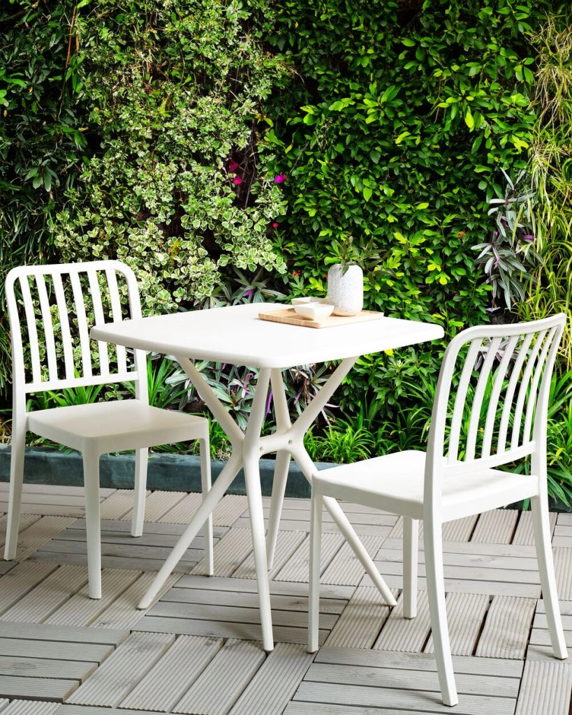 Set di 2 sedie da giardino in plastica bianca impilabili leggere per interni ed esterni resistenti agli agenti atmosferici