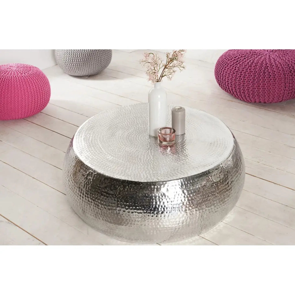 Tavolino basso TRIANE argentato 80 cm – Design in alluminio martellato lucido