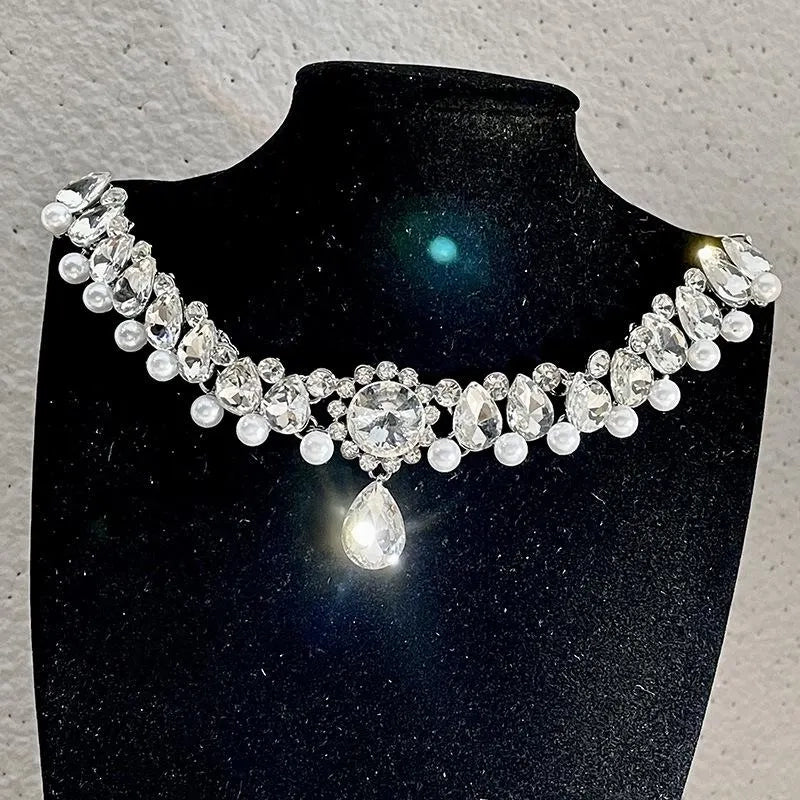 Collana barocca con diamanti realizzata a mano: un regalo scintillante al chiaro di luna.