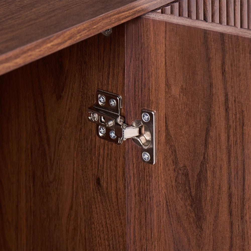 Credenza a 4 ante in MDF, colore marrone scuro, da appoggio, con ripiani e frontale scanalato, mobile contenitore per la casa