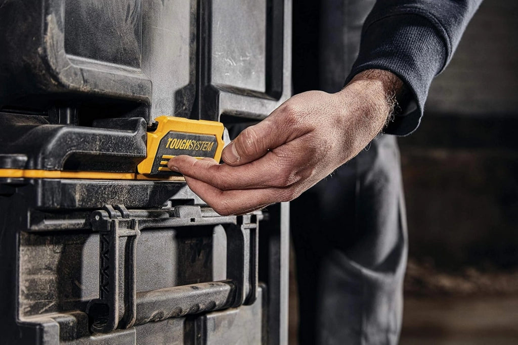 DEWALT DWST83295-1 - VASCA CON RUOTE - Schiuma strutturale di polipropilene espanso, Speciale disegn dell’apertura del coperchio con maniglia mobile per garantire il massimo volume di stoccaggio