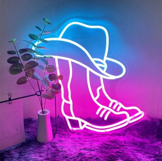 Bordo LED rosso illuminato con stivali da cowboy e cappello, adatto come decorazione da parete, alimentato da USB, ideale per una camera da gioco o da letto.