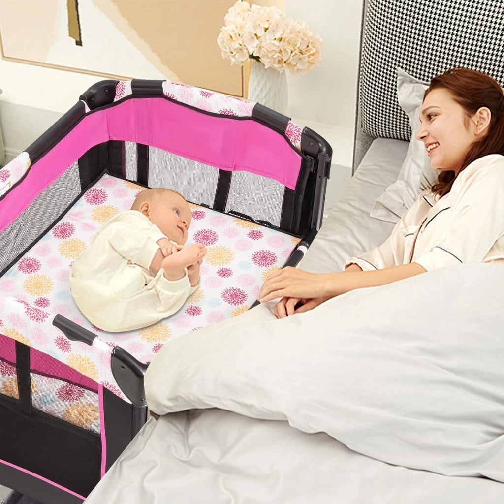 3 in 1 Lettino da Campeggio per Bambini, Culla per Neonati con Materasso Pieghevole, Fasciatoio, Giocattoli e Ruote, Box per Bambini 0-36 Mesi, 107 x 72 x 119 cm (Rosa)