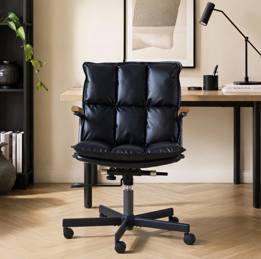 Sedia da ufficio in pelle con ruote a 360°; braccioli in legno; base a 5 razze; nera