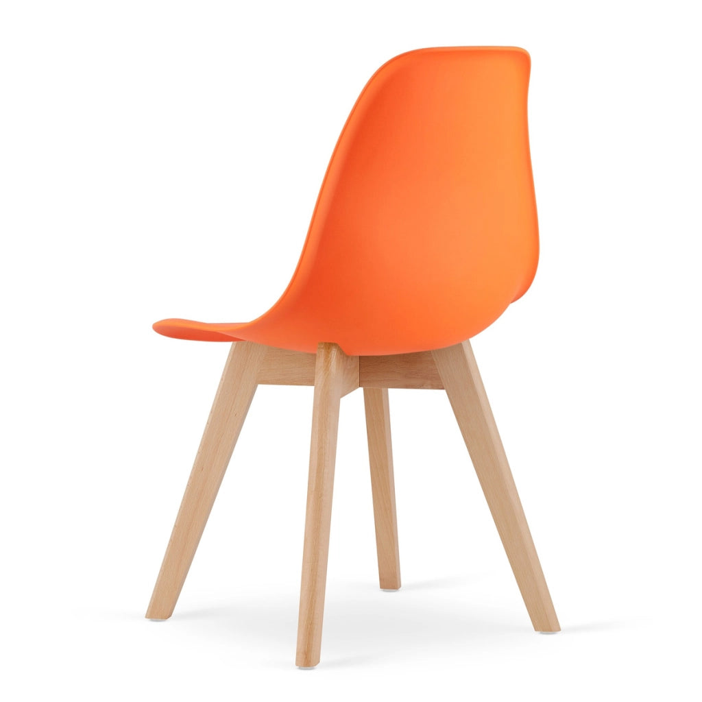 Sedia di design Kito arancione con gambe in legno di faggio